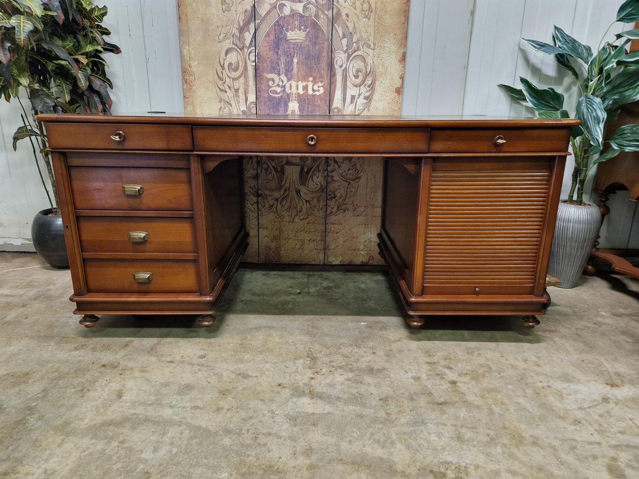 Klassiek kersenhouten dubbelzijdig bureau, schrijftafel, partnerdeks met lederen inleg lichte leeftijdssporen