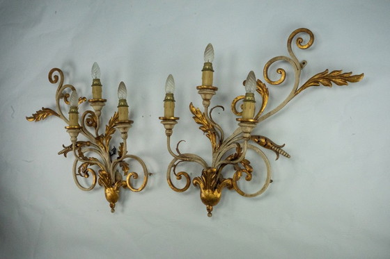 Image 1 of Coppia di grandi lampade da parete floreali in metallo dorato e laccato. Italia anni '60