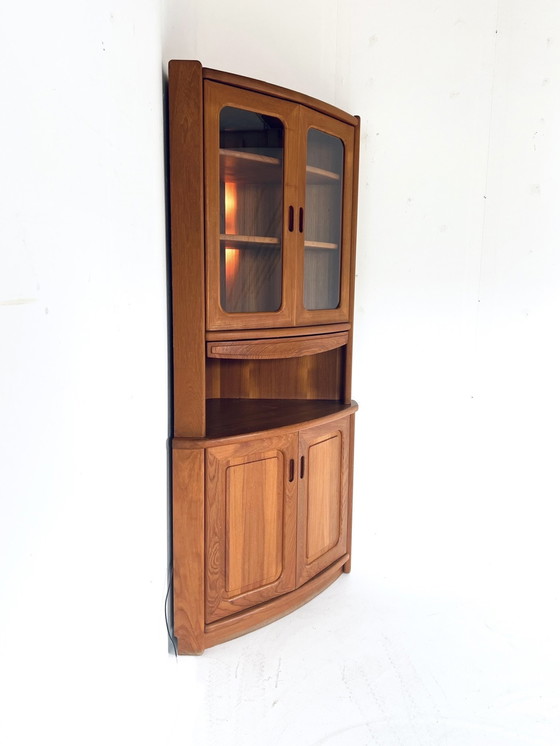 Image 1 of Vitrine d'angle vintage danoise en teck, Dyrlund '70s