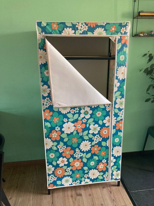 Armadio da campeggio vintage con design floreale retrò