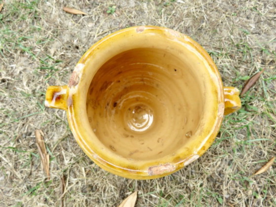 Raro vasetto per marmellata in terracotta smaltata gialla, proveniente dalla Francia sud-occidentale. (photo 9 of 12)
