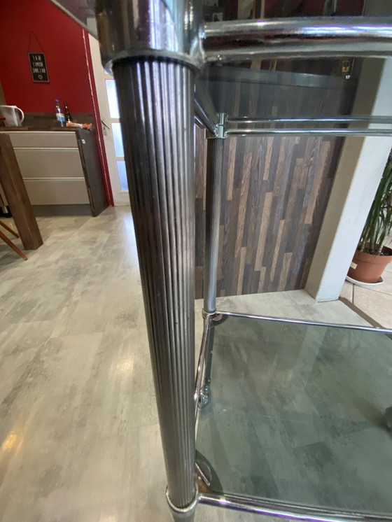 Image 1 of Carrello bar vintage anni '50 in metallo argentato con due ripiani in vetro fumé su ruote.