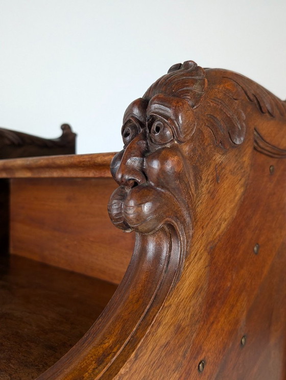 Verzierter hölzerner Tritthocker mit geschnitzten Gesichtern, Holz, Braun, Renaissance (Foto 7 von 15)