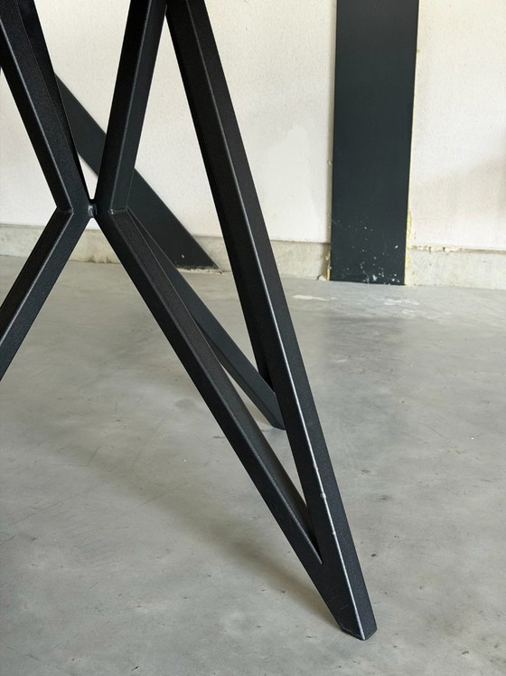 Studio Henk Butterfly table à manger ronde - chêne 140 cm – Tables basses, polished steel, Bois (photo 5 of 6)