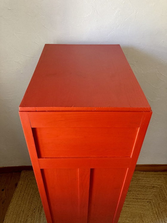 Image 1 of Kledingkast met glazen front, gemaakt van massief grenenhout.