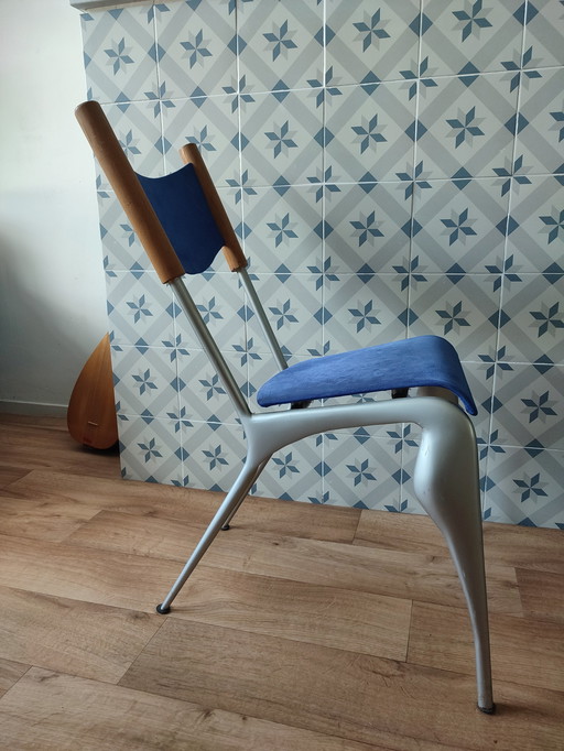 Chaise authentique conçue par M.Yigit