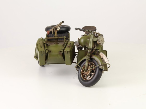 Image 1 of replica leger motor in metaal