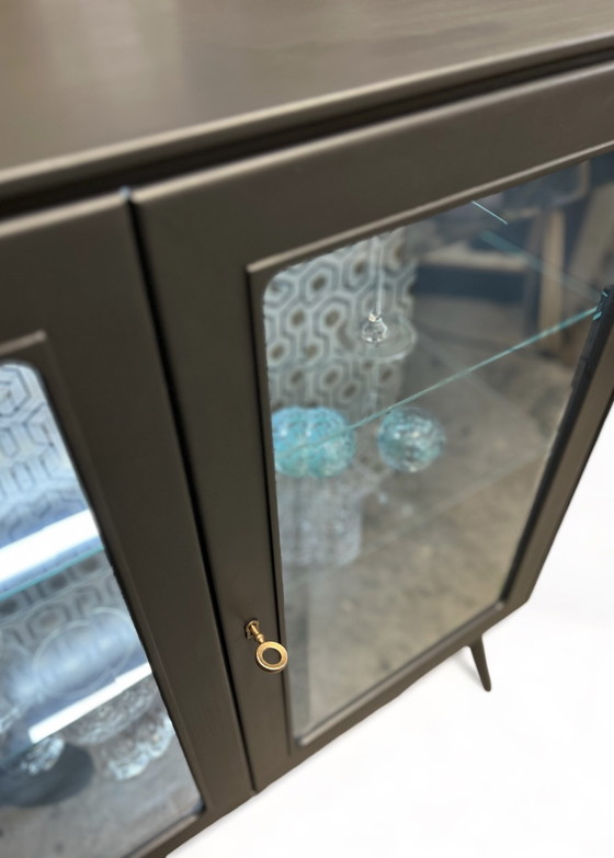 Image 1 of Mid Century Modern vitrinekast in grijs met goud | The Vintage Vibe