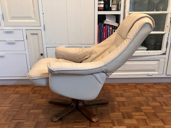 Image 1 of Poltrona girevole vintage in pelle color crema, ideale per rilassarsi negli anni Settanta.