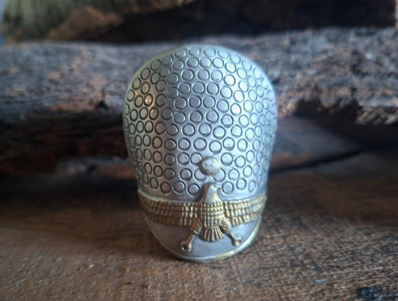 Image 1 of Oggetti da collezione: replica 3D di un'armatura medievale e 3 elmi storici in metallo in miniatura - decorazione da collezione.