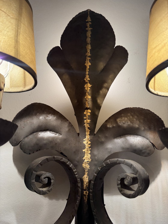 Image 1 of Gran aplique de pared de hierro forjado con flor de lis de la década de 1960