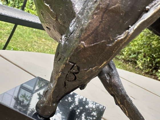 Image 1 of Scultura in bronzo Vento nelle vele - Bernadette Leijdekkers | Scultura astratta su base