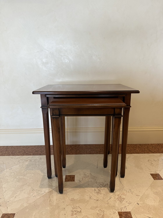 Image 1 of 3 petites tables gigognes en bois sculpté