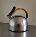 Bollitore a fischio "Le Lapin". Design iconico di Nikolai Carels.
