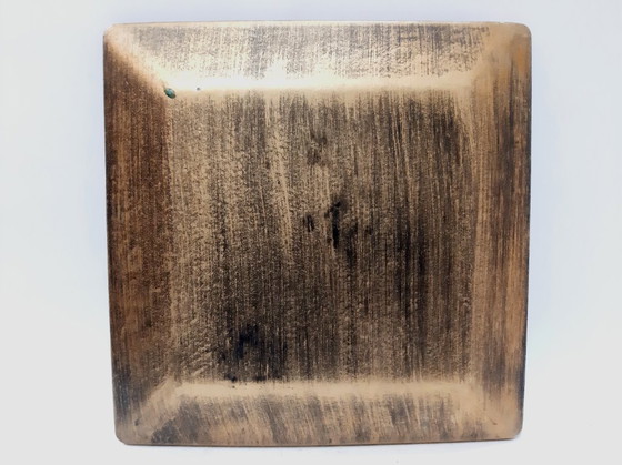 Image 1 of Plato cuadrado de madera de acacia, fuente para servir con adornos florales en tono plateado.