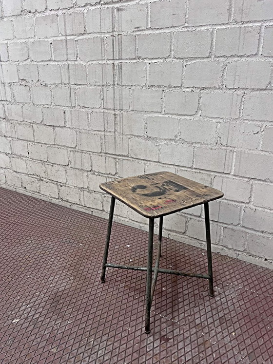 'Five' Belgischer Hocker, Sitz aus Schichtsperrholz mit Schablonierter Ziffer, Stahlgestell, Unikat – Wood (photo 10 of 12)