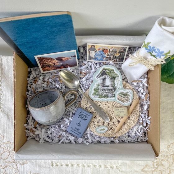 Mystery Box Vintage per Artisti | Tazza in Gres Vintage, Quaderno Vintage, Tovagliolo Ricamato & Biglietto (photo 2 of 11)