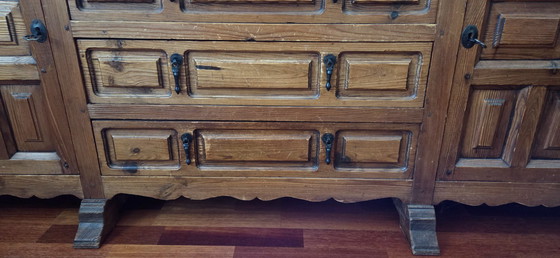 Image 1 of Aparador de roble macizo español.