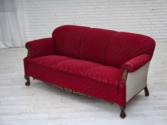 Image 1 of Dänisches 3-Sitzer-Sofa aus den 1950er Jahren, roter und hellgrauer Möbelwollbezug, geschnitztes Eichenholz.
