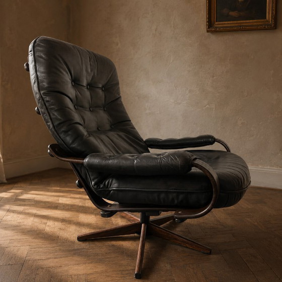 Image 1 of Draaibare loungestoel in Scandinavische stijl, zwart leer, met gebogen houten frame, jaren 70