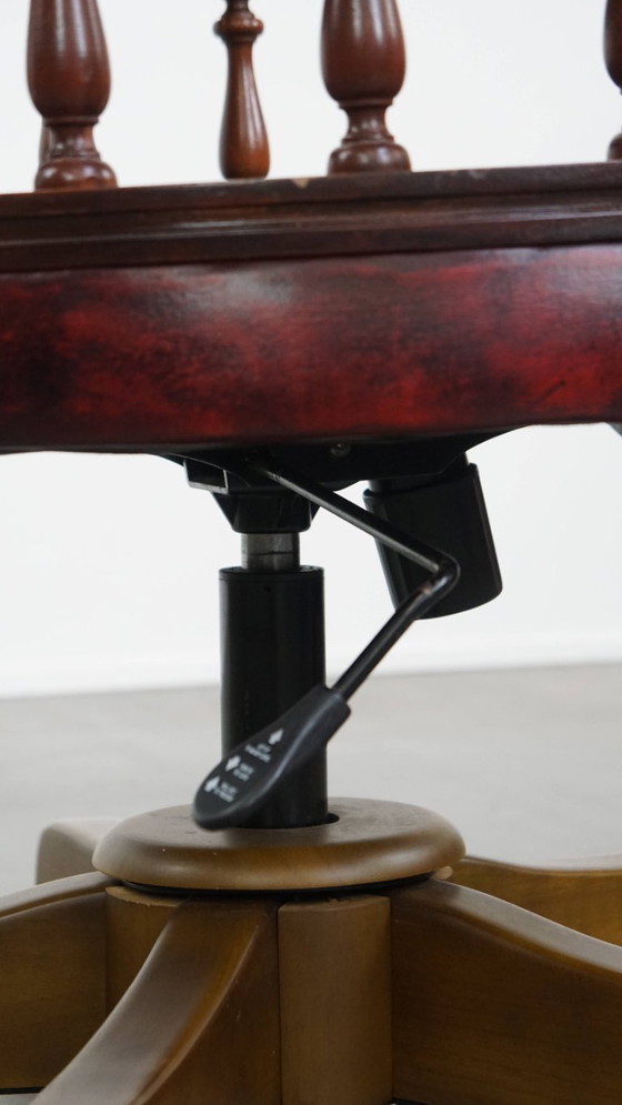 Image 1 of Sedia da ufficio Chesterfield girevole classica in pelle di mucca rossa con ruote
