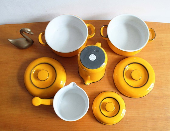 Image 1 of Servizio da tavola vintage color giallo ocra - Thomas Scandic. Ciotole, caraffa e tegamino in stile retrò.
