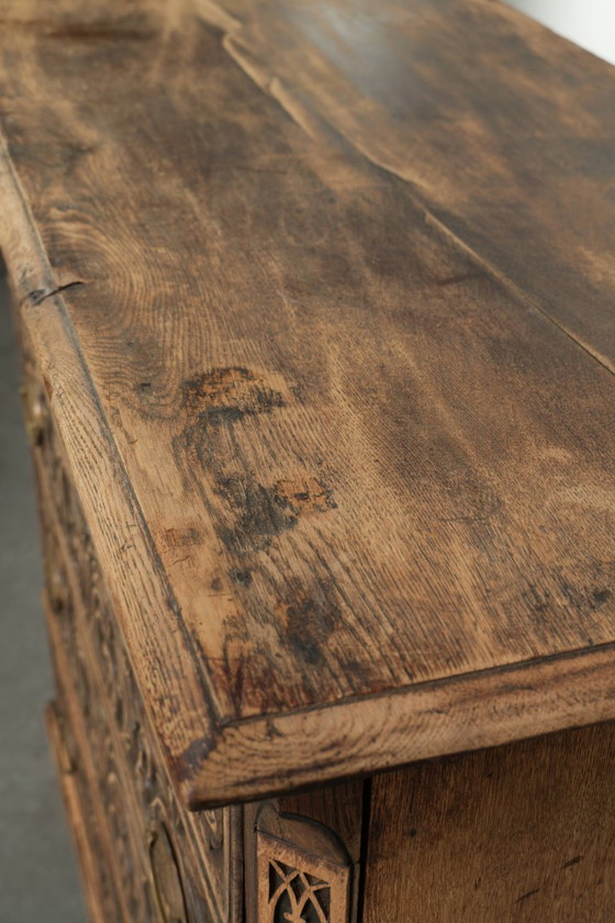 Hermosa cómoda inglesa de roble ricamente tallada del siglo XVIII con detalles únicos y una hermosa pátina (photo 8 of 15)