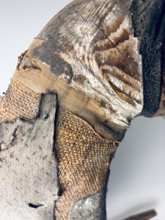 Image 1 of Antico cavallo da tiro in legno su slitta con rivestimento in tessuto e pelle – circa fine XIX/inizio XX secolo