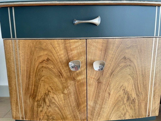 Image 1 of Ensemble de chambre à coucher remis à neuf, de style Mid Century - Noyer strié, Grachtengroen et accents argentés