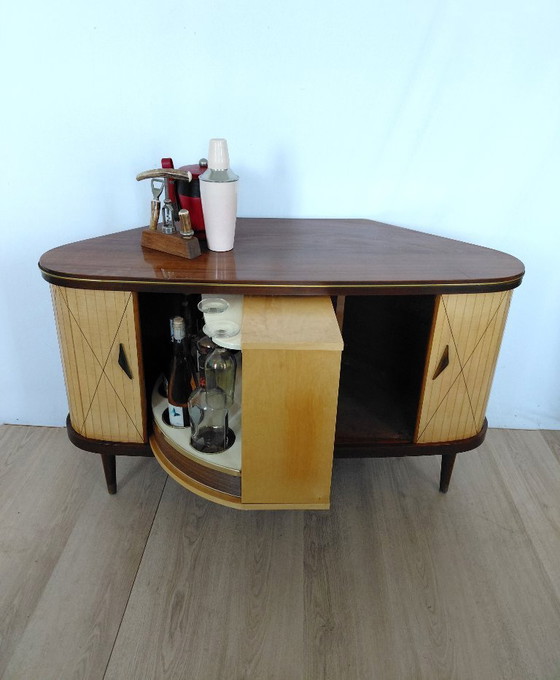 Image 1 of Armoire d'angle des années 50 avec barre secrète