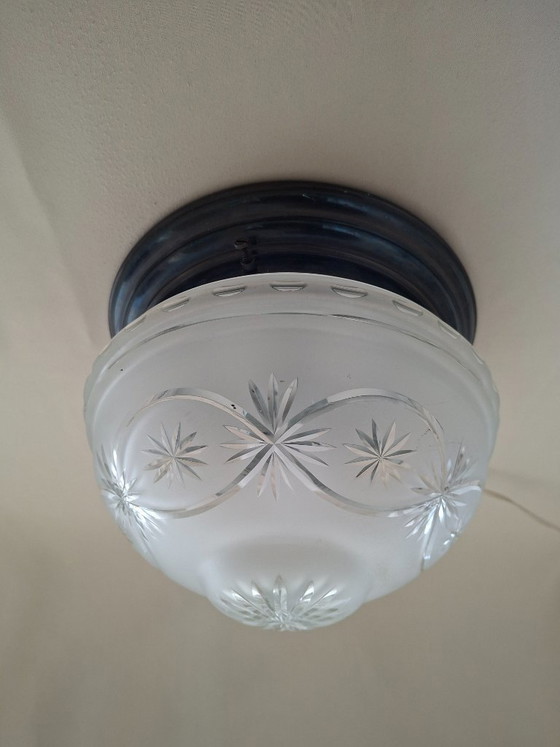 Image 1 of Wunderschöne Art-Deco-Deckenleuchte aus mattiertem und geschliffenem Glas.