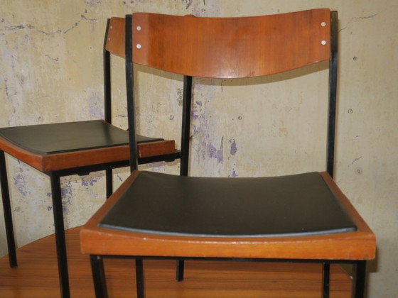 Image 1 of Paire de chaises empilables en teck et fer, style milieu du siècle, années 1960