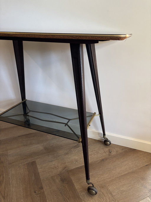 Bijzettafel vintage con estilo moderno de mediados de siglo: messing afwerking, wielen, jaren 1950