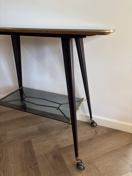 Image 1 of Bijzettafel vintage dans un style moderne du milieu du siècle – messing afwerking, wielen, jaren 1950