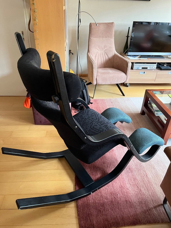 Ergonomic kneeling chair, black with blue-green knee cushions, Stokke | Varier, Rocking chairs, Wood, Textile (photo 3 of 5)