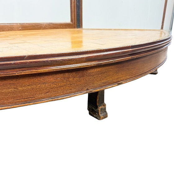 Image 1 of Antieke vitrinekast met gebogen glas – houten displaykast – begin 20e eeuw