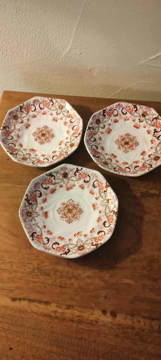 Image 1 of Tres tazas y platillos británicos de la colección de 1893-1894, octogonales, estilo Reina Ana.