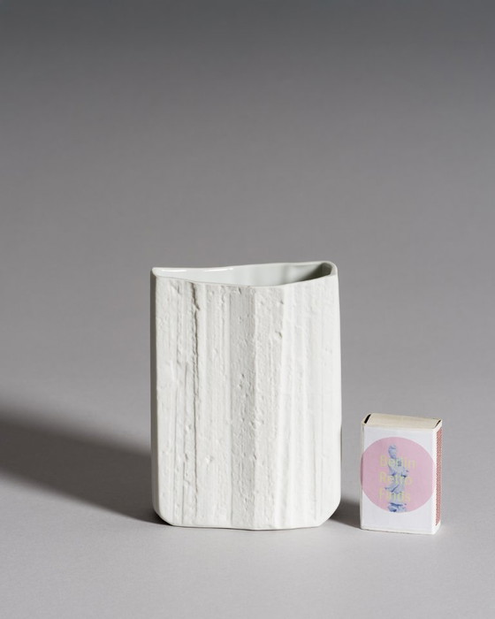 Image 1 of Hutschenreuther Vase aus mattem Biskuitporzellan, WGP Mond- oder Rindenrelief im Op-Art-Stil, MCM