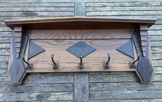 Image 1 of Porte-manteau de l'école d'Amsterdam | vers 1920 | Chêne massif | Une pièce qui attire tous les regards