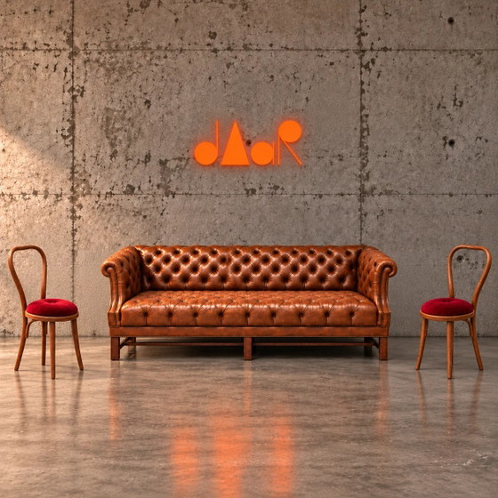 Sofá Chesterfield / Cuero coñac marrón / Acolchado profundo / Años 80 – Sofás (Couches), Leather (photo 3 of 6)
