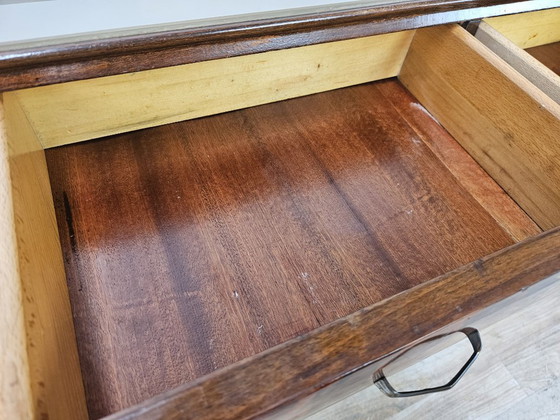 Image 1 of Tocador de madera de raíz con estante doble de cristal.