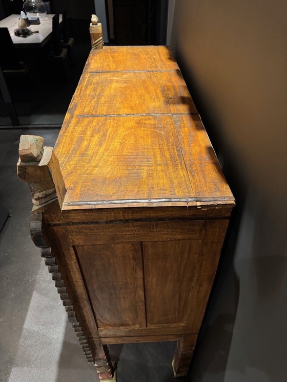 Image 1 of Antiker Hochzeitsschrank aus Rajasthan (Indien) – handgeschnitzter Barschrank mit Spiegeln