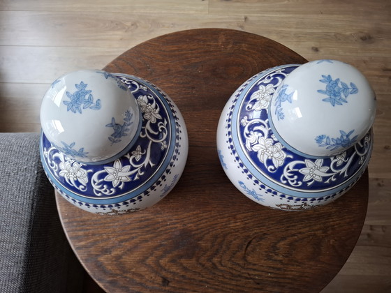 Set de 2 grandes macetas decorativas de porcelana Wong Lee con escudo de Versalles como decoración, pintadas (photo 3 of 15)