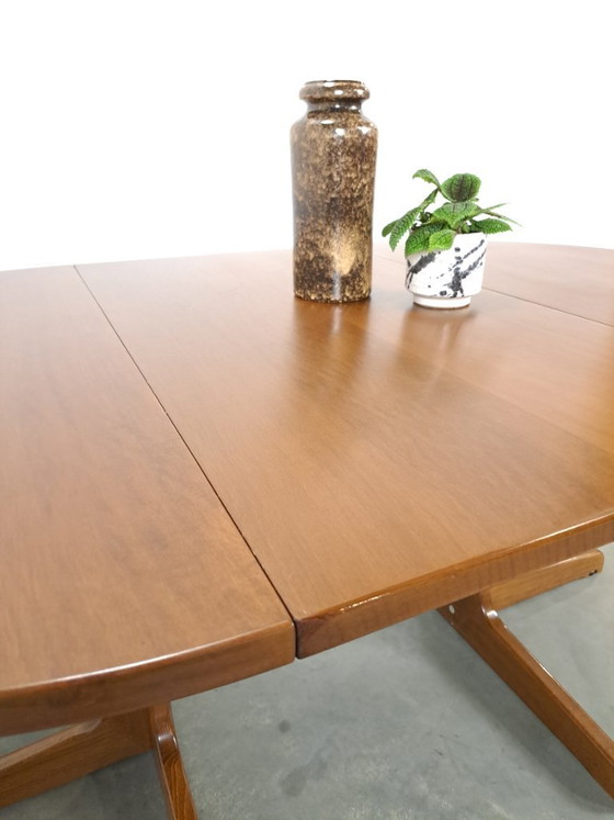 Image 1 of Round extendable dining table Thonet