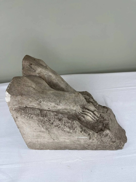 Stenen sculptuur, twee voeten op een blok, gesigneerd D. Paillot. – Beeldhouwkunst, Stone, Brutalist (photo 6 of 14)