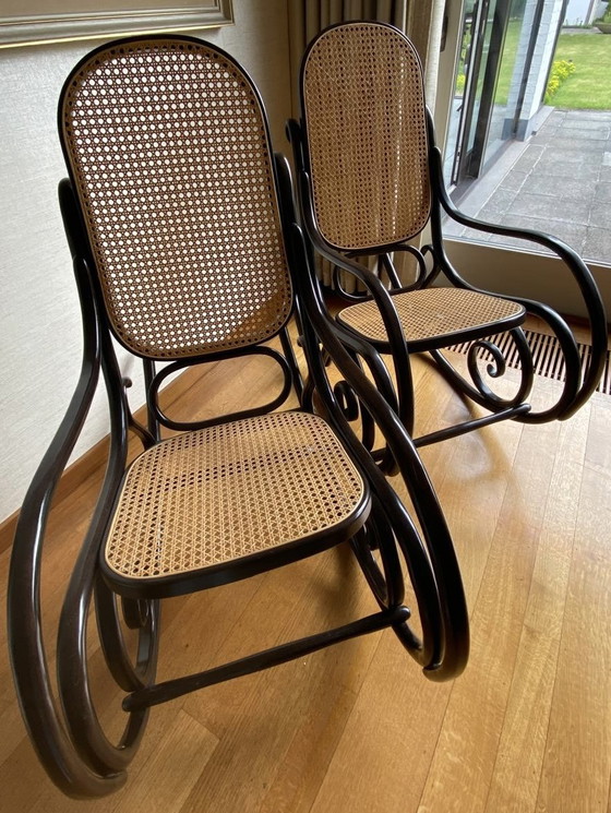 Splendido set di 2 sedie a dondolo vintage Thonet (1987) – Condizioni eccellenti – Wood, Rattan (photo 11 of 11)