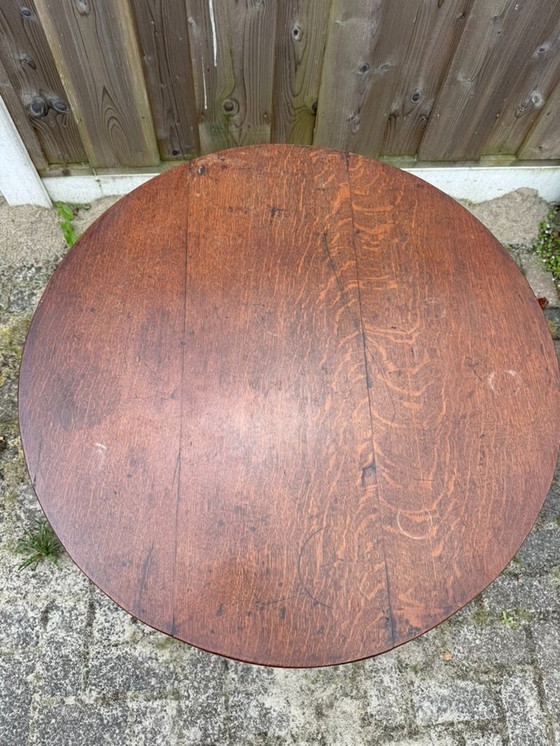 Image 1 of Mesa redonda antigua con tapa inclinada