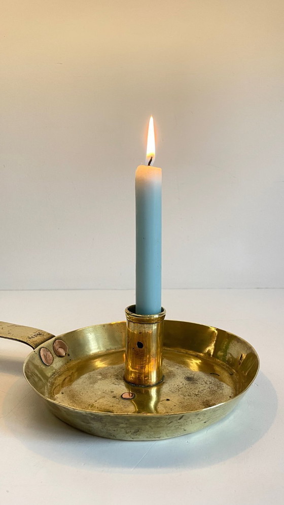 Image 1 of Antiker, niedriger Kerzenleuchter aus massivem Messing