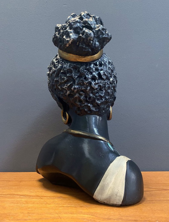 Image 1 of grande busto in gesso di una ragazza africana anni '60