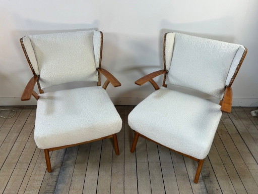 Sillones (par) de madera y tela bouclé, década de 1950.